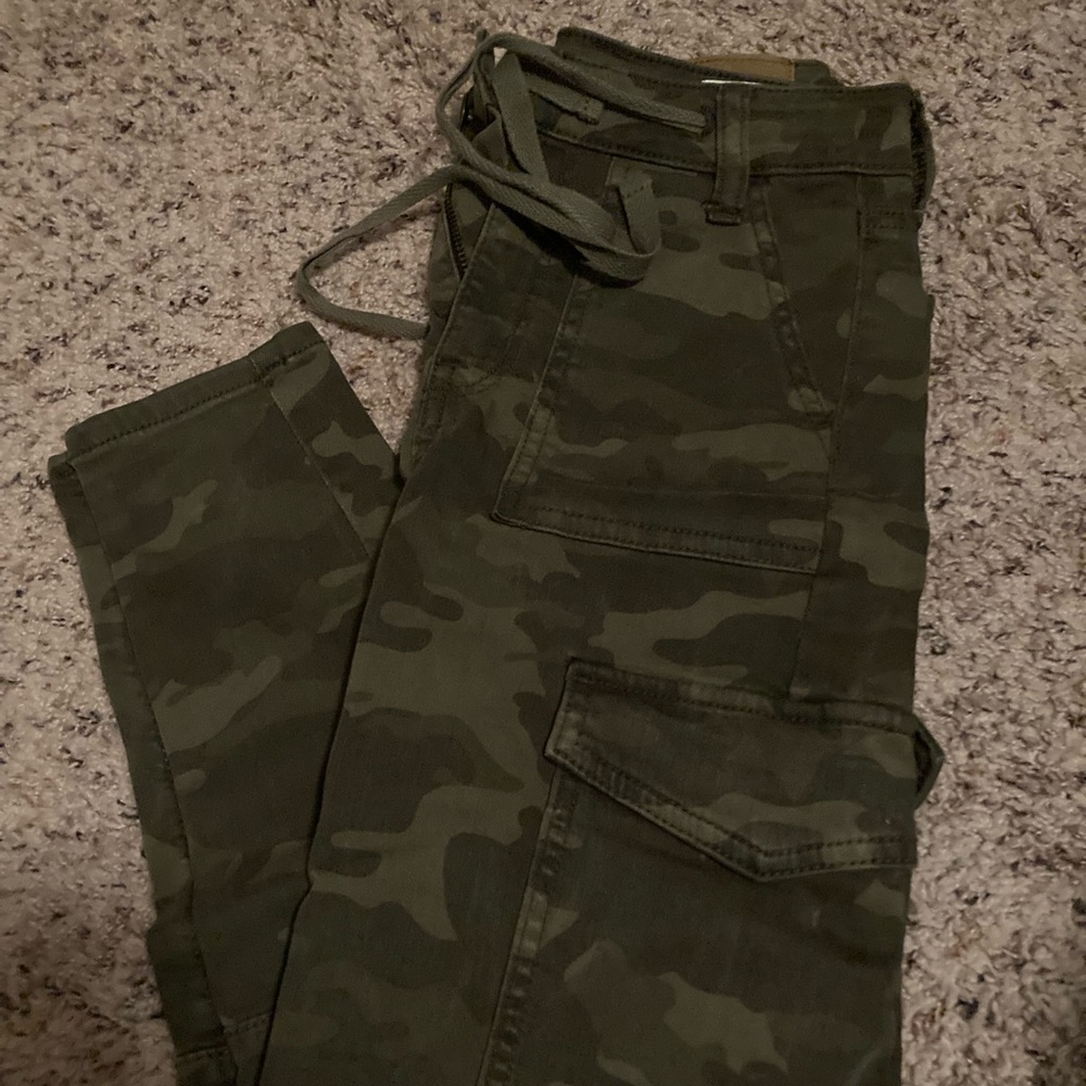 AE FITTED SUPER HIGH-RISE JEGGING CROP PANTS.